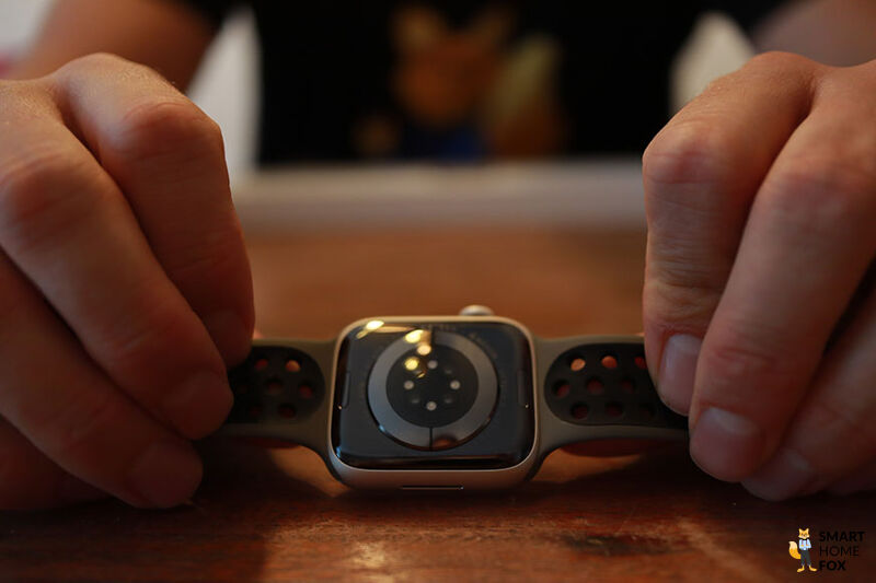 Man sieht die Sensoren auf der Unterseite der Apple Watch 8.